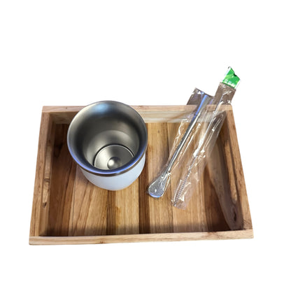 Le pot à maté, aussi appelé calebasse, est un récipient traditionnel utilisé pour déguster le maté, une infusion originaire d’Amérique du Sud. Fabriqué à partir d’une courge séchée, de bois ou d’inox, il conserve la chaleur tout en libérant les arômes intenses de la yerba maté.  Celui qui l’utilise l'associé à la bombilla, une paille filtrante en métal.