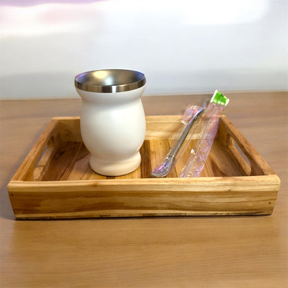 Le pot à maté, aussi appelé calebasse, est un récipient traditionnel utilisé pour déguster le maté, une infusion originaire d’Amérique du Sud. Fabriqué à partir d’une courge séchée, de bois ou d’inox, il conserve la chaleur tout en libérant les arômes intenses de la yerba maté.  Celui qui l’utilise l'associé à la bombilla, une paille filtrante en métal.