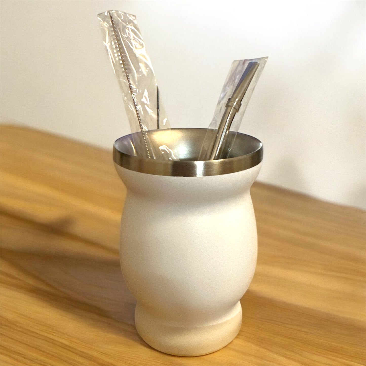 Le pot à maté, aussi appelé calebasse, est un récipient traditionnel utilisé pour déguster le maté, une infusion originaire d’Amérique du Sud. Fabriqué à partir d’une courge séchée, de bois ou d’inox, il conserve la chaleur tout en libérant les arômes intenses de la yerba maté.  Celui qui l’utilise l'associé à la bombilla, une paille filtrante en métal.