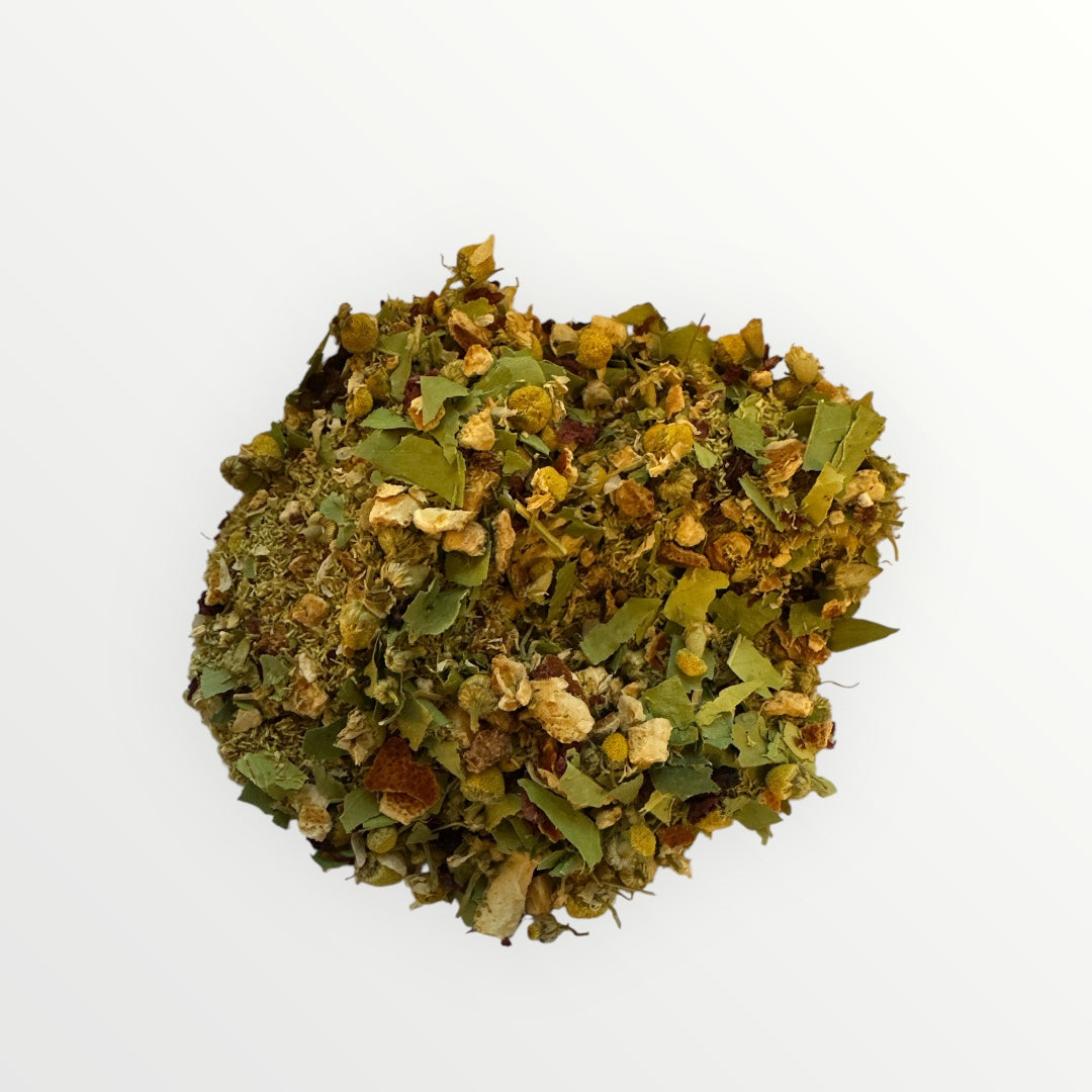 La tisane Dodo est une invitation à la détente et au sommeil réparateur. Composée de zeste d’orange douce, de matricaire capitule (camomille allemande), de feuilles d’oranger bigaradier et de pétales de coquelicot, elle mêle douceur et sérénité. Une tasse de Dodo, et le corps se relâche, l’esprit se calme… pour une nuit paisible et naturelle.