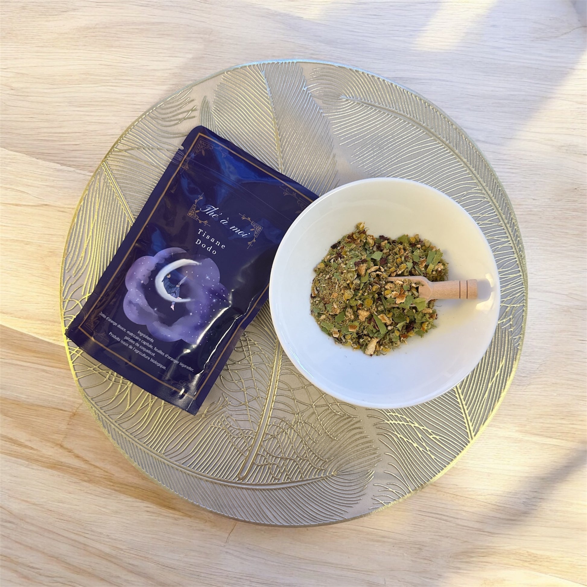 La tisane Dodo est une invitation à la détente et au sommeil réparateur. Composée de zeste d’orange douce, de matricaire capitule (camomille allemande), de feuilles d’oranger bigaradier et de pétales de coquelicot, elle mêle douceur et sérénité. Une tasse de Dodo, et le corps se relâche, l’esprit se calme… pour une nuit paisible et naturelle.